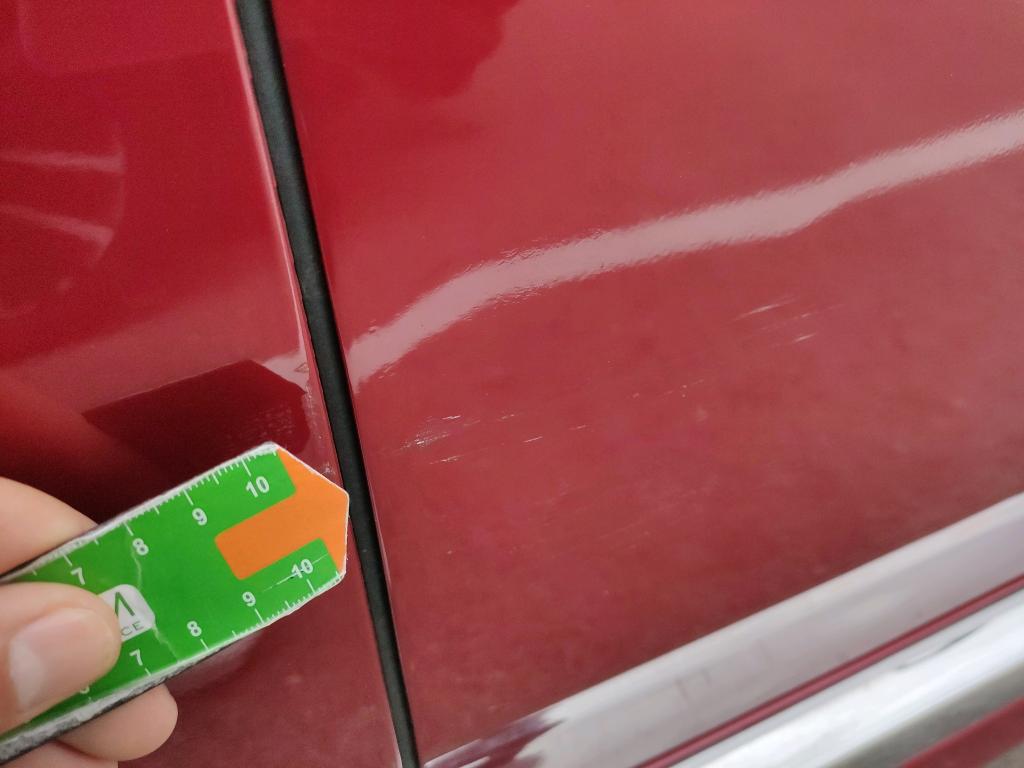 Daño en Puerta delantera derecha Arañazo ligero Arañazo ligero