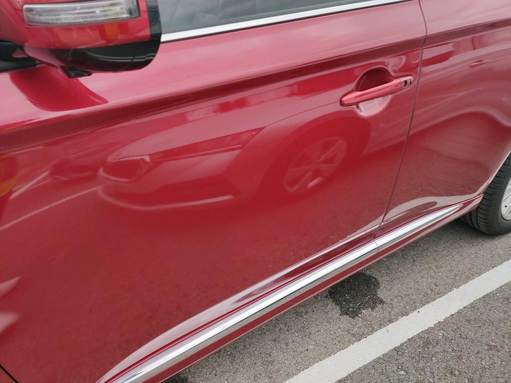 Daño en Puerta delantera izquierda Arañazo ligero Arañazo ligero