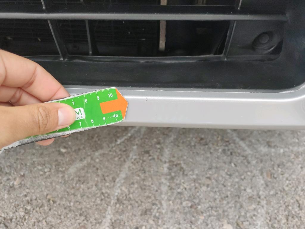 Daño en parachoque delantero Arañazo ligero Arañazo ligero