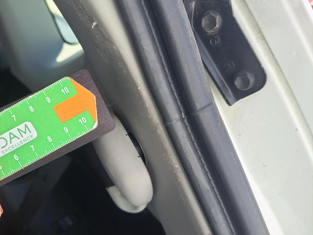 Daño en Puertas derechas Arañazo ligero Arañazo ligero
