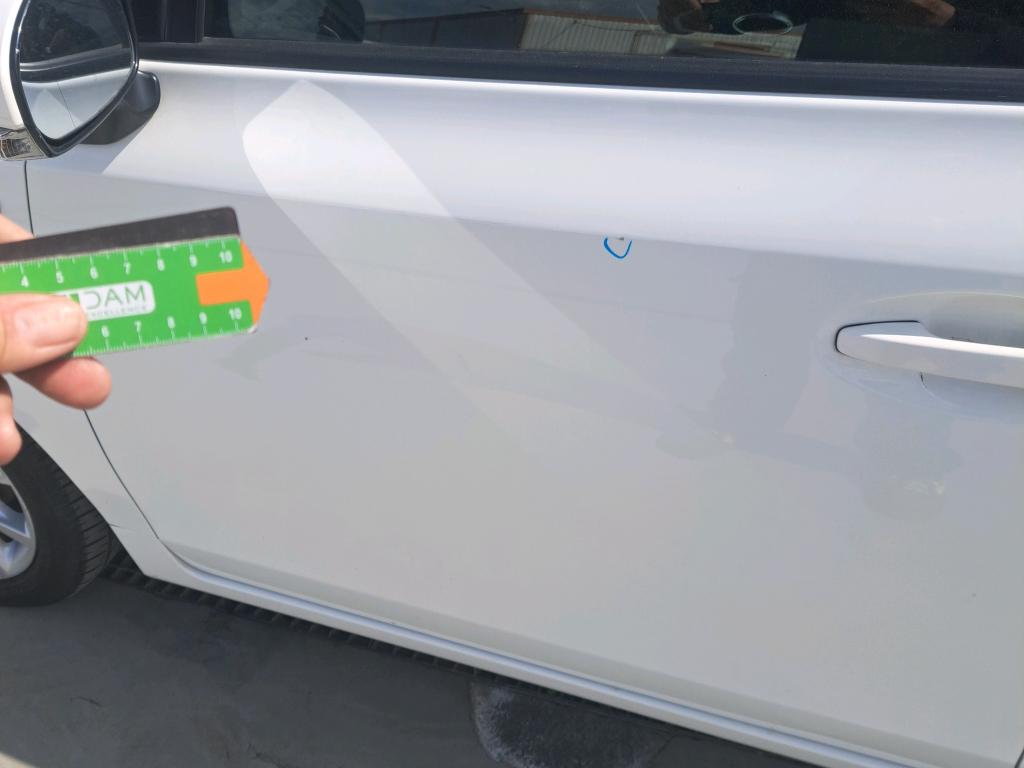 Daño en Puerta delantera izquierda Arañazo ligero Arañazo ligero
