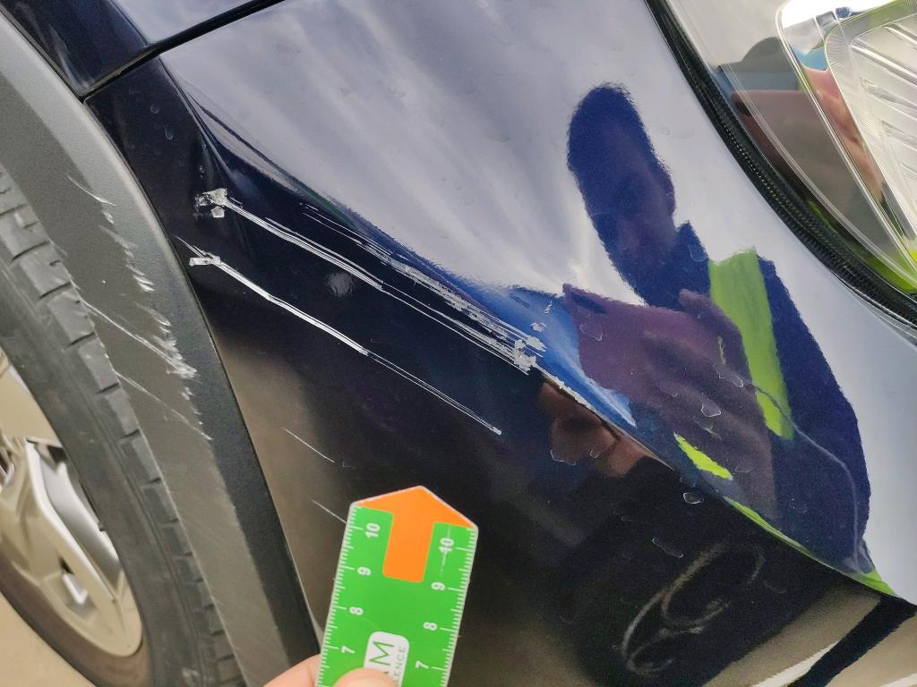 Daño en parachoque delantero Arañazo ligero Arañazo ligero