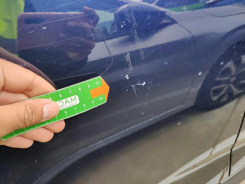 Daño en Puerta trasera derecha Arañazo ligero Arañazo ligero