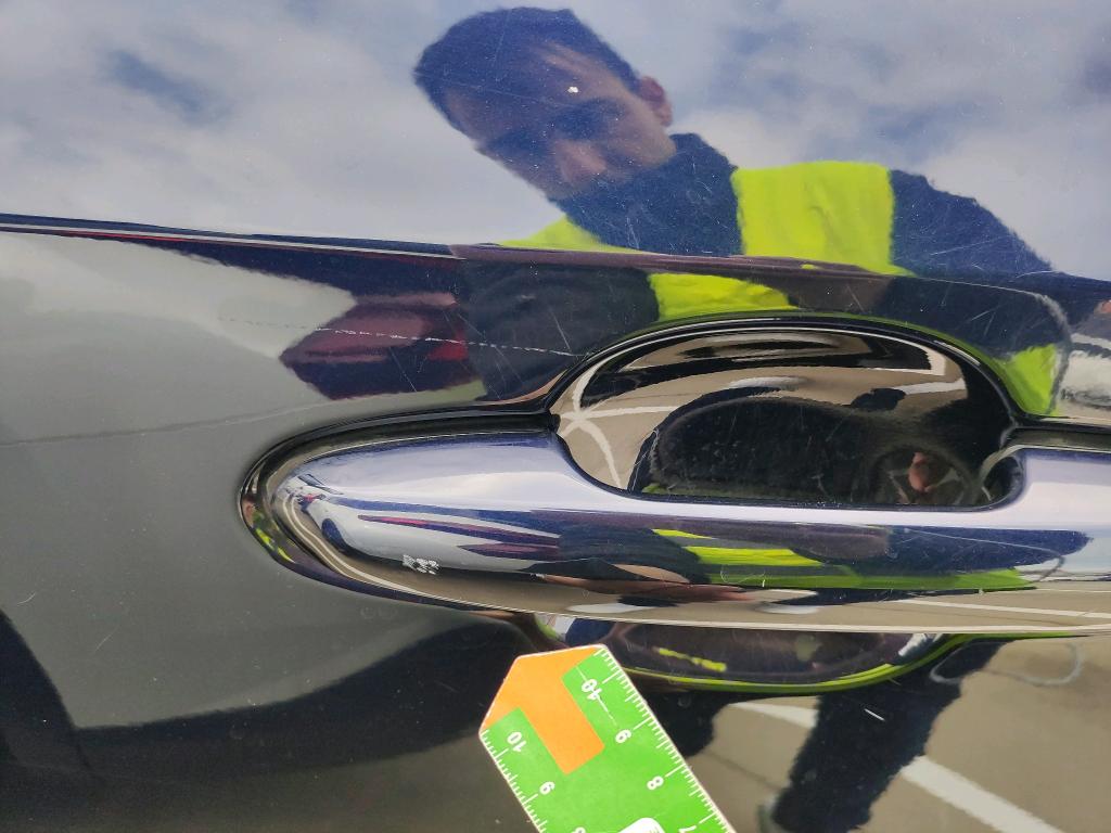 Daño en Manilla puerta exterior delante izquierda Arañazo ligero Arañazo ligero