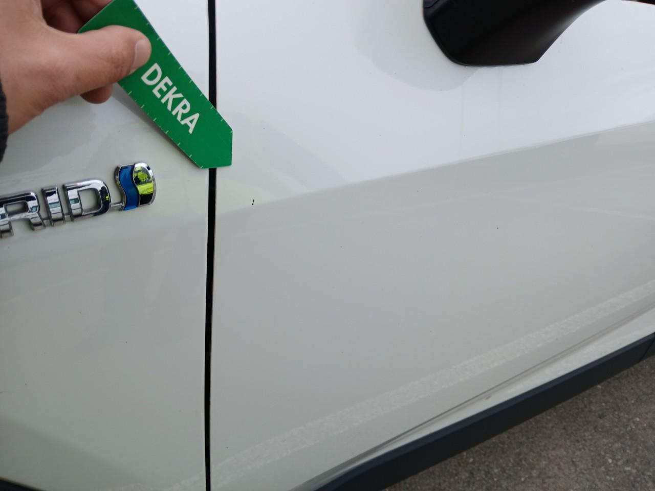 Daño en Puerta delantera izquierda Golpe carrocería Golpe carrocería