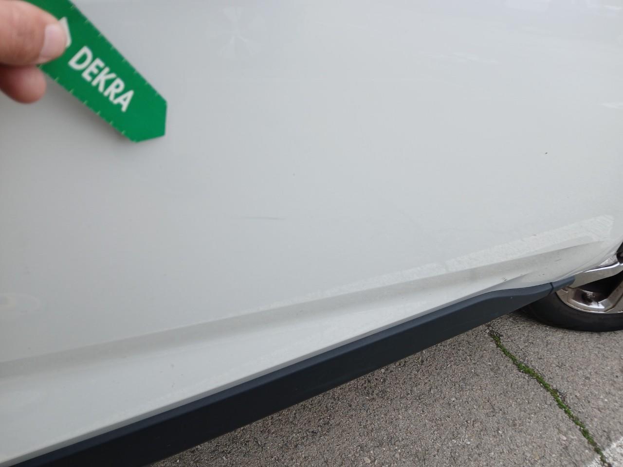 Daño en Puerta delantera derecha Golpe carrocería Golpe carrocería