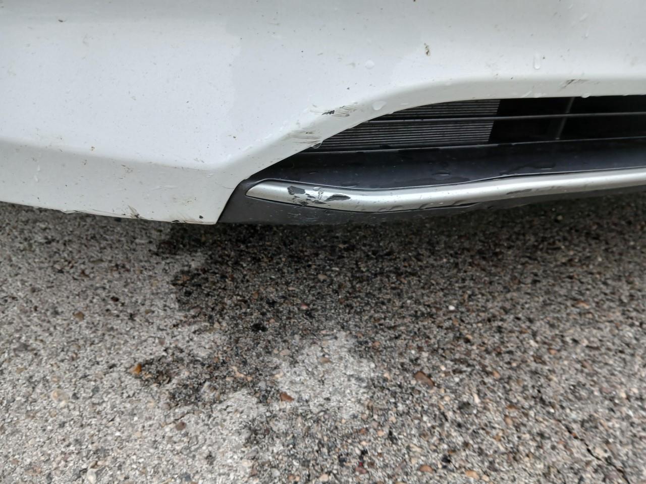 Daño en moldura Golpe carrocería Golpe carrocería
