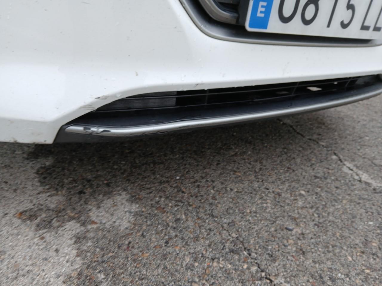 Daño en moldura Golpe carrocería Golpe carrocería