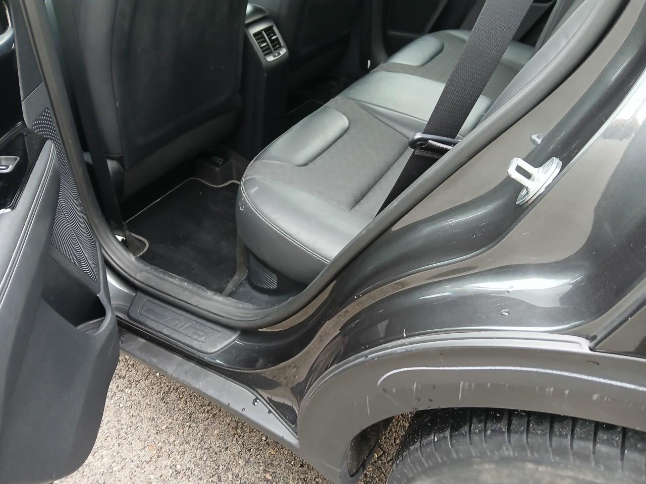 Daño en alto de puerta Arañazo profundo Arañazo profundo