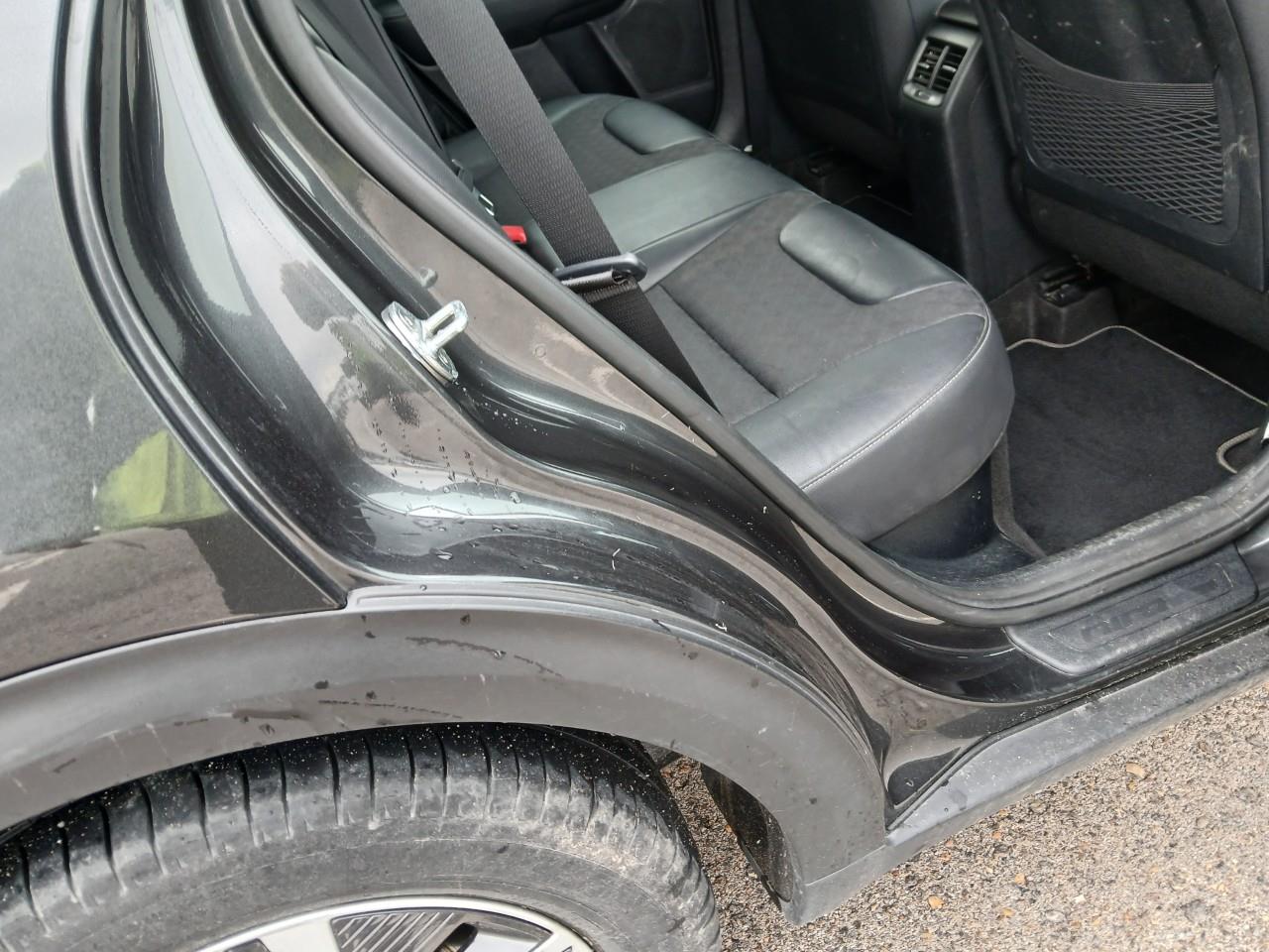 Daño en alto de puerta Golpe carrocería Golpe carrocería