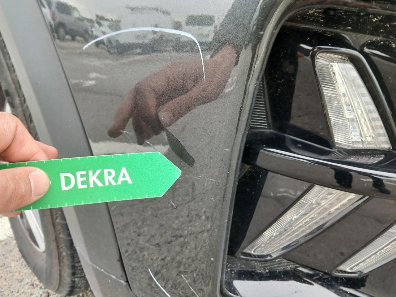 Daño en parachoque delantero Arañazo profundo Arañazo profundo