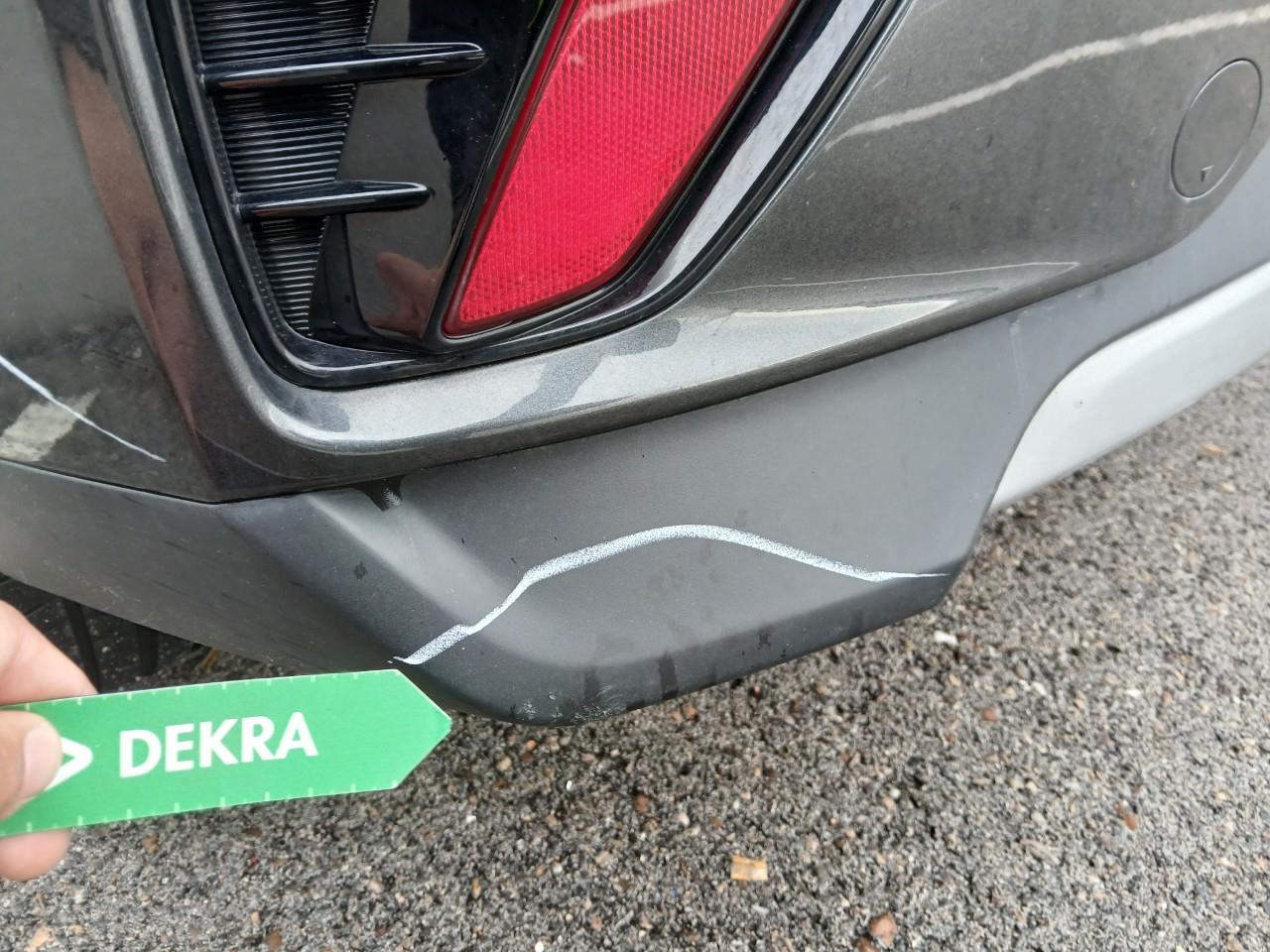 Daño en Parachoque trasero Arañazo profundo Arañazo profundo