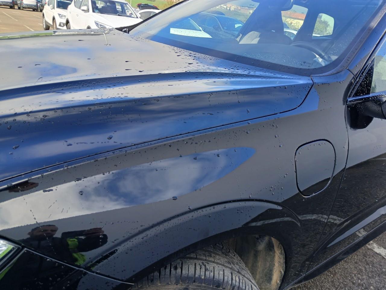 Daño en capo Arañazo profundo Arañazo profundo