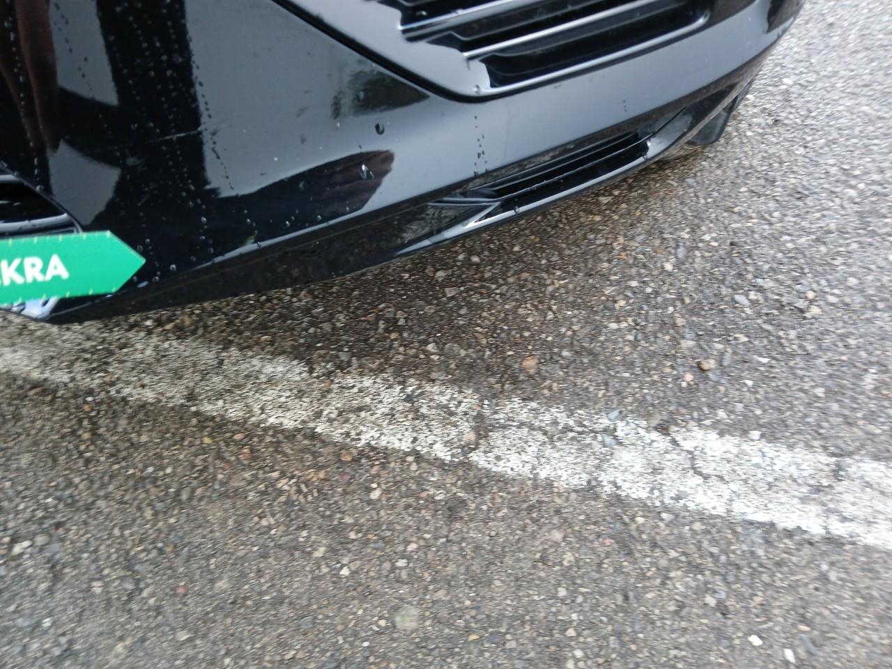 Daño en parachoque delantero Golpe carrocería Golpe carrocería