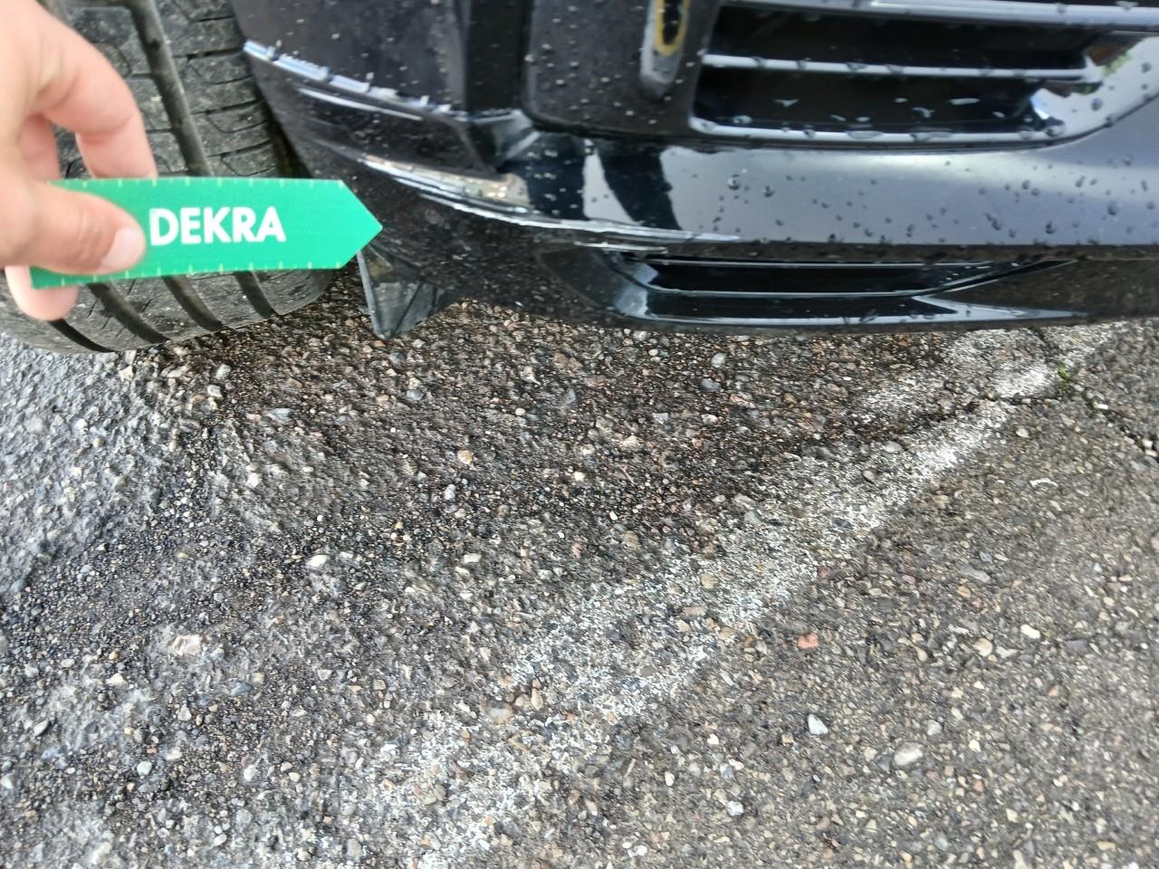 Daño en parachoque delantero Golpe carrocería Golpe carrocería