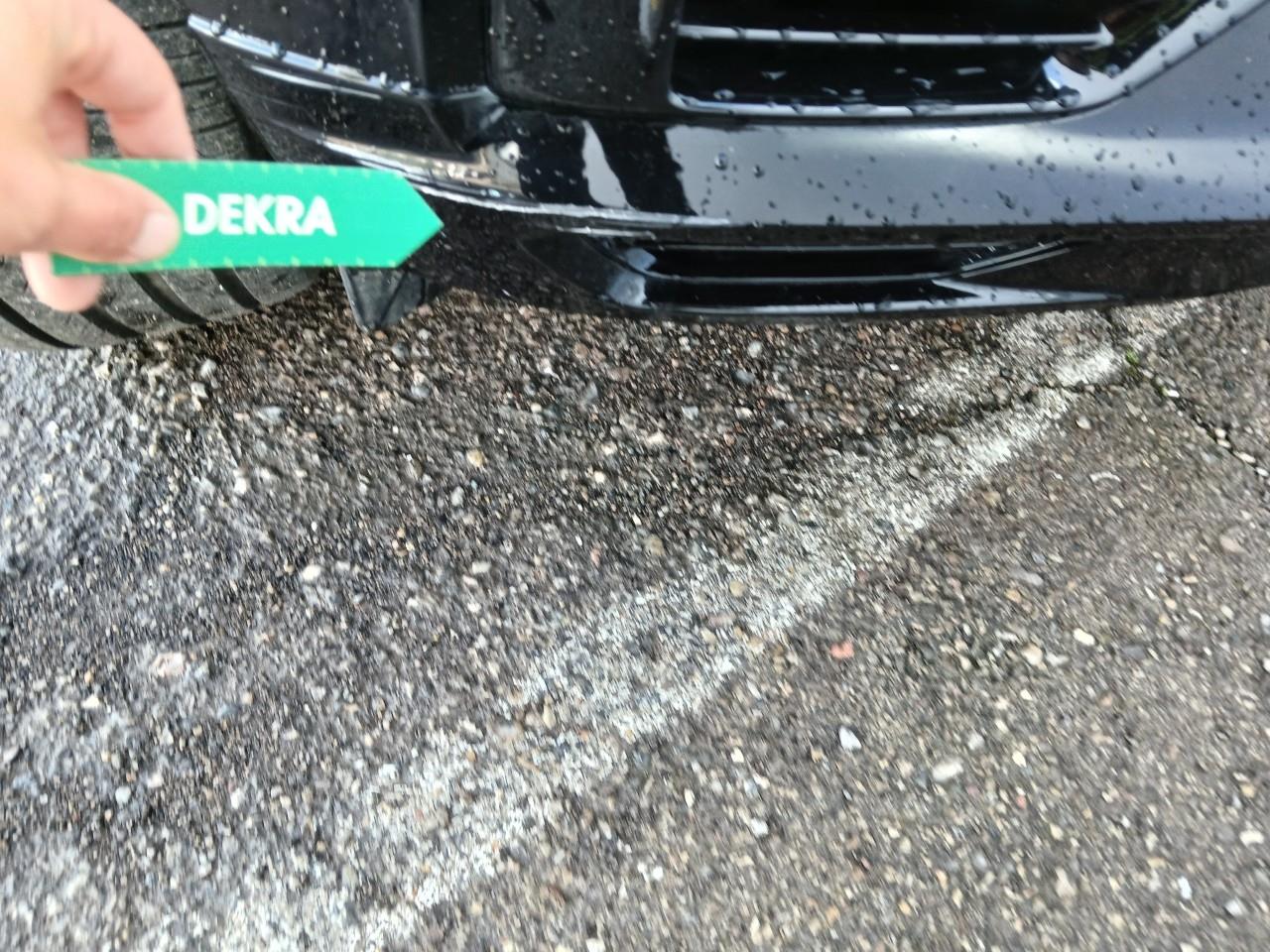 Daño en parachoque delantero Golpe carrocería Golpe carrocería