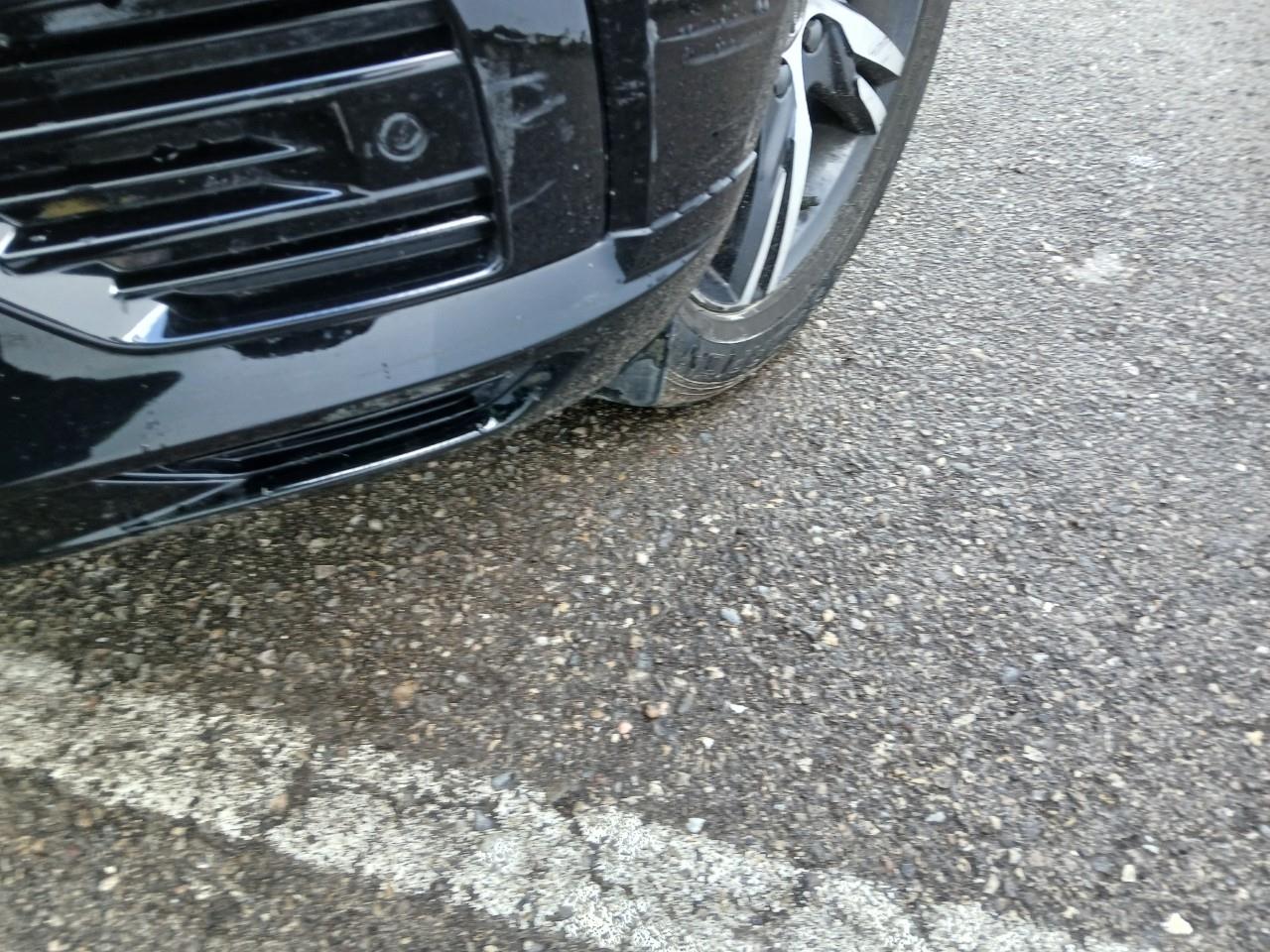 Daño en parachoque delantero Golpe carrocería Golpe carrocería