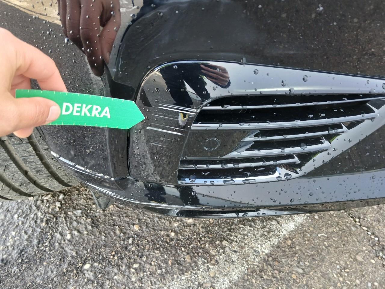 Daño en moldura Arañazo profundo Arañazo profundo