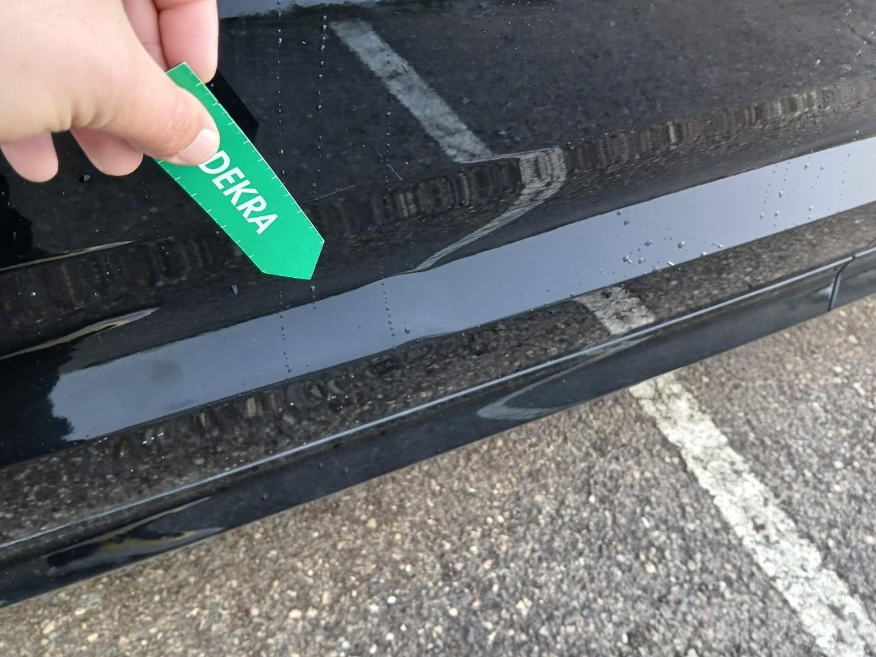 Daño en Puerta delantera izquierda Golpe carrocería Golpe carrocería