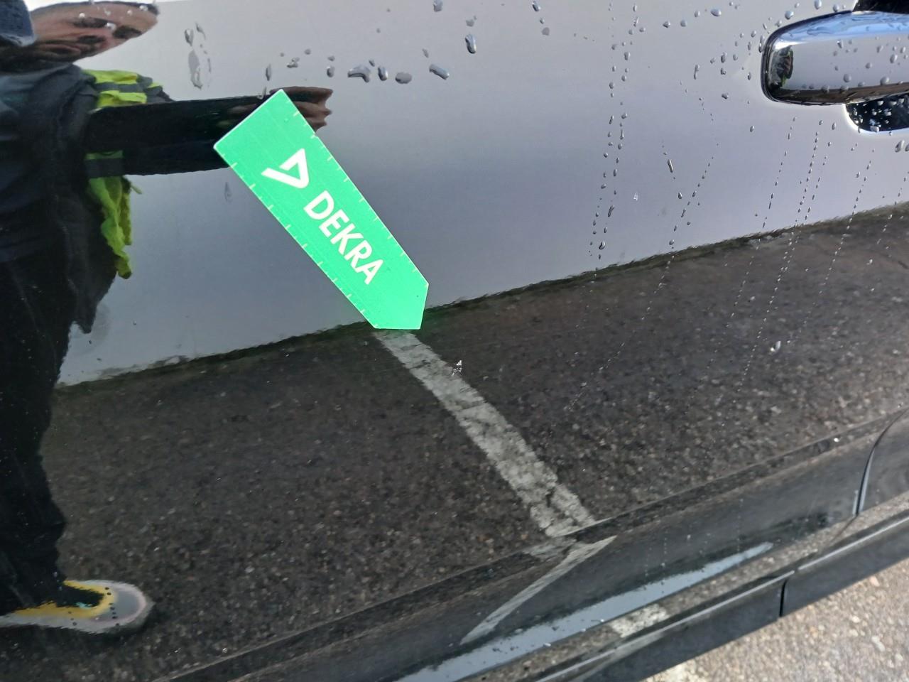 Daño en Puerta delantera izquierda Golpe carrocería Golpe carrocería