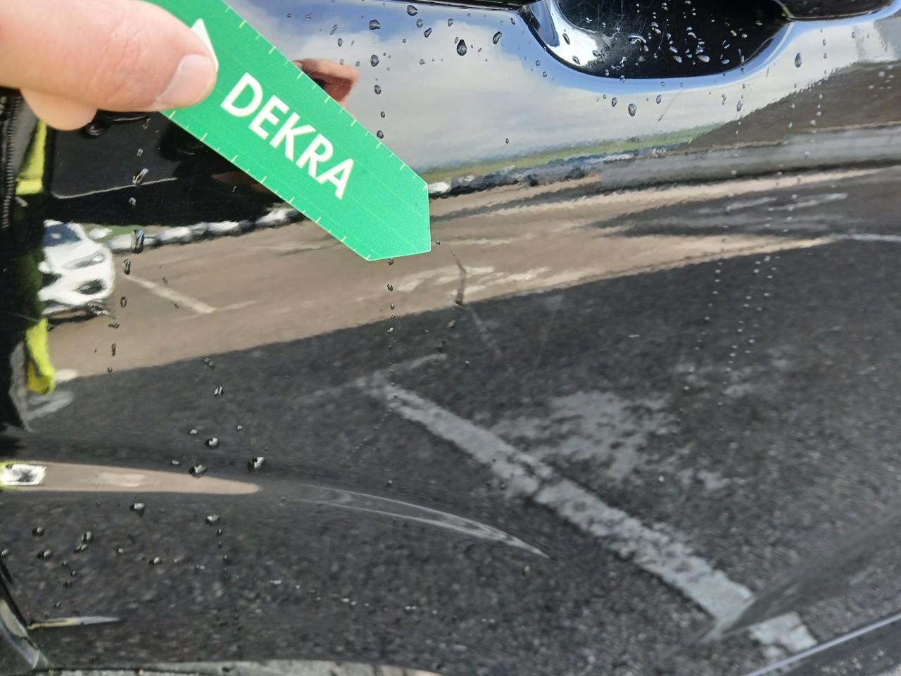 Daño en Puerta trasera derecha Golpe carrocería Golpe carrocería