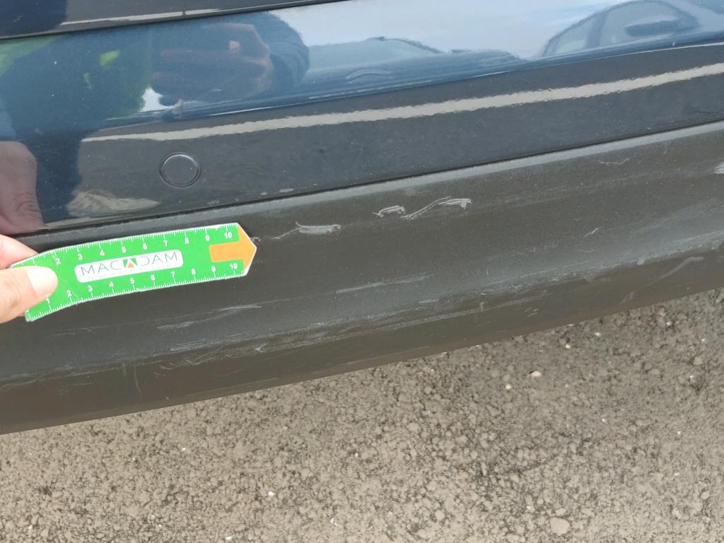 Daño en Parachoque trasero Arañazo ligero Arañazo ligero