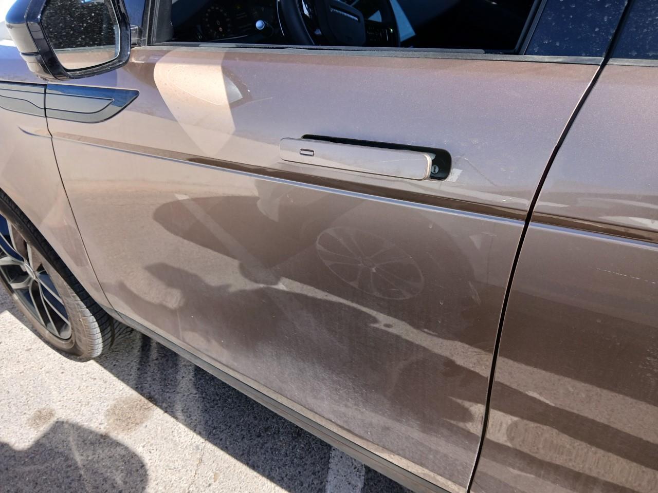 Daño en Puerta delantera izquierda Arañazo profundo Arañazo profundo