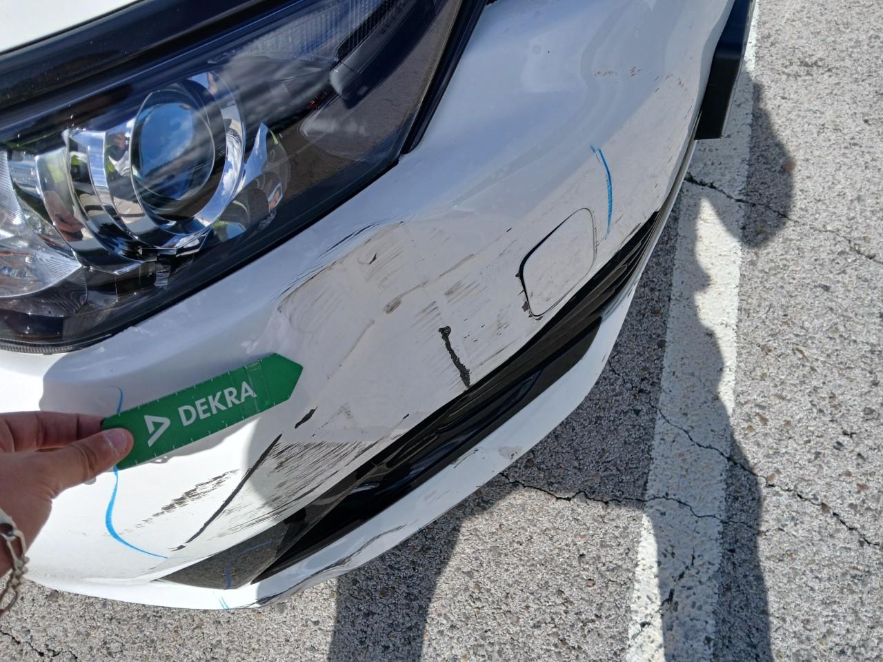 Daño en parachoque delantero Golpe carrocería Golpe carrocería