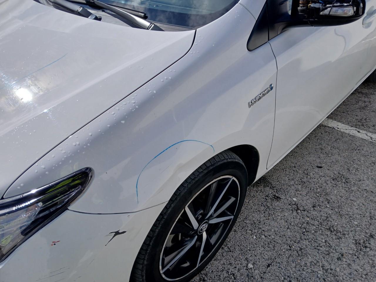 Daño en Aleta delantera izquierdo Golpe carrocería Golpe carrocería
