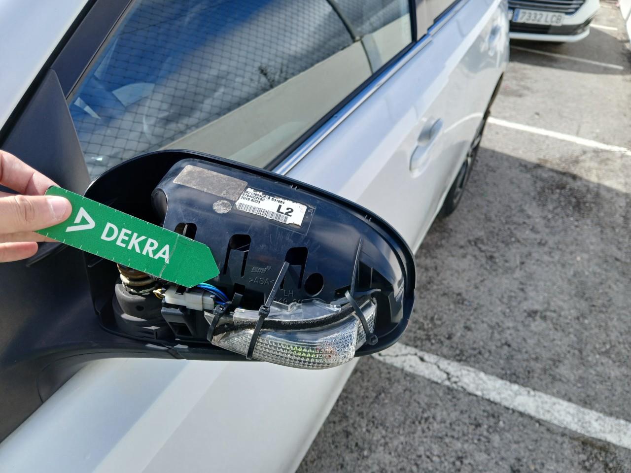 Daño en Retrovisor izquierdo Roto Roto