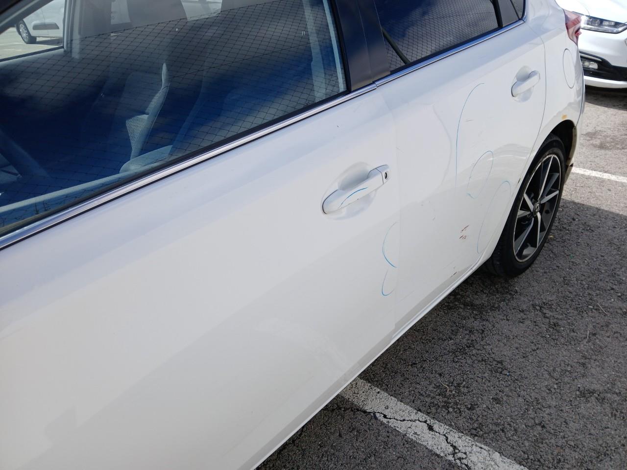 Daño en Puerta delantera izquierda Golpe carrocería Golpe carrocería