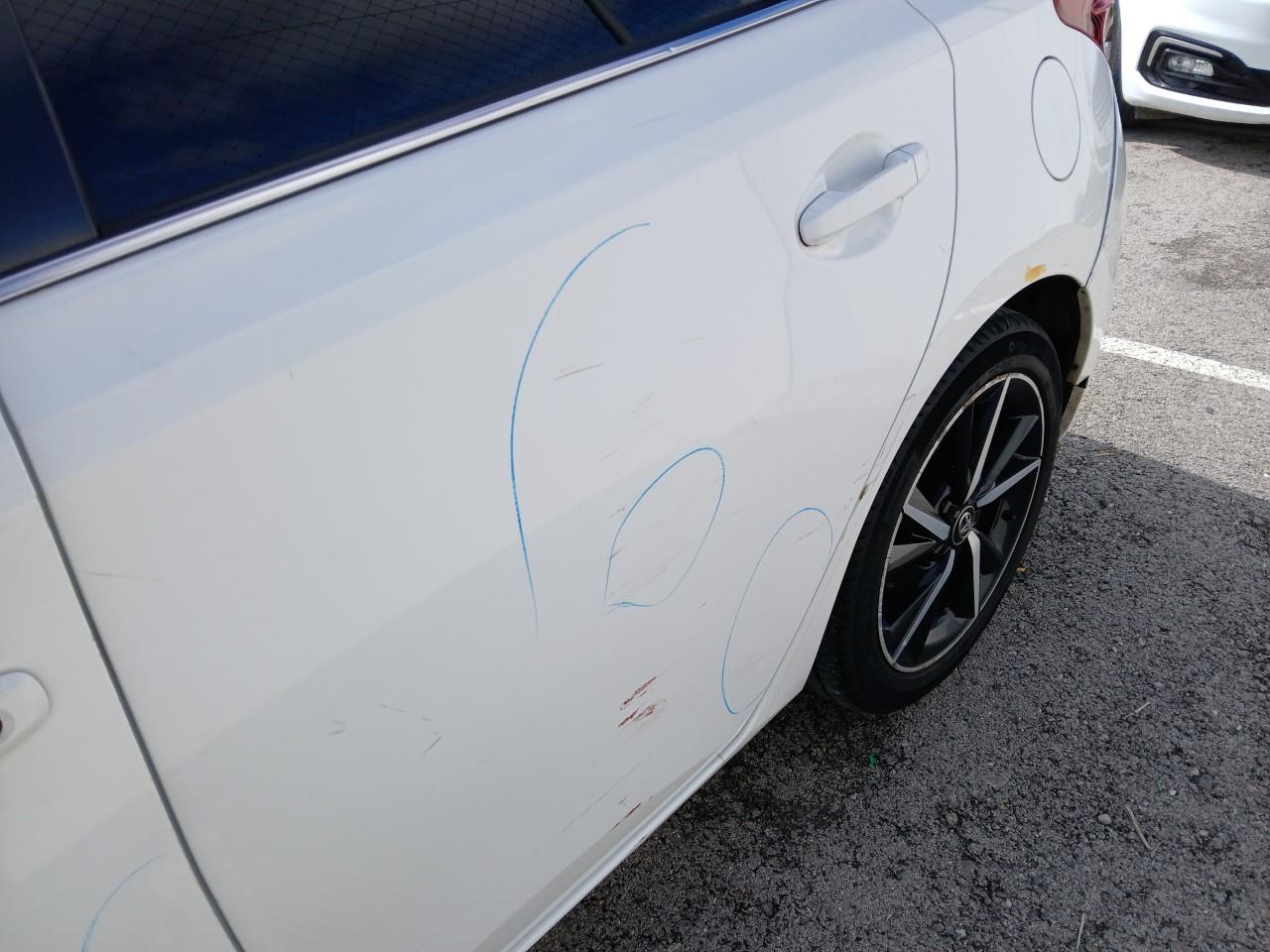 Daño en Puerta trasera izquierda Golpe carrocería Golpe carrocería