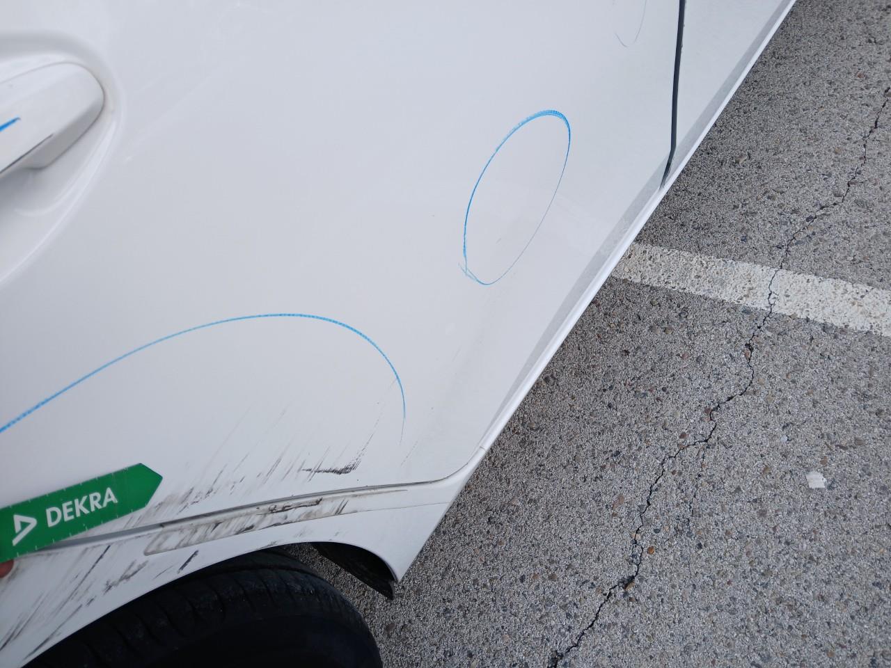 Daño en Puerta trasera derecha Golpe carrocería Golpe carrocería