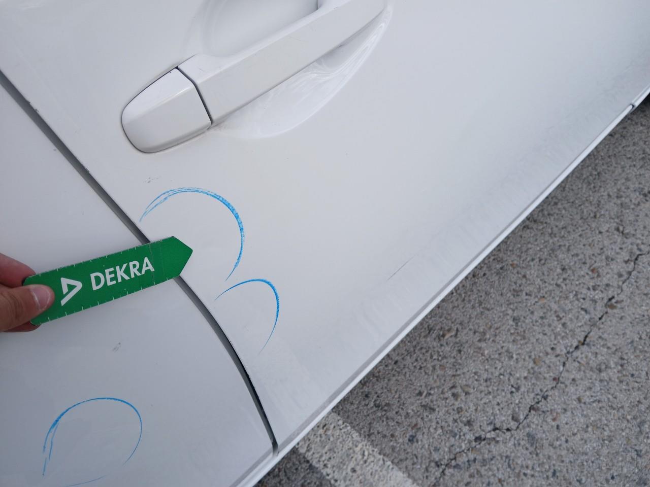 Daño en Puerta delantera derecha Golpe carrocería Golpe carrocería