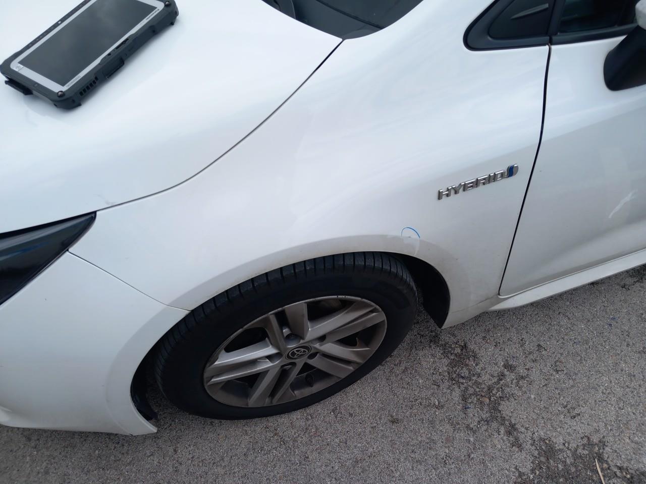 Daño en Aleta delantera izquierdo Golpe carrocería Golpe carrocería