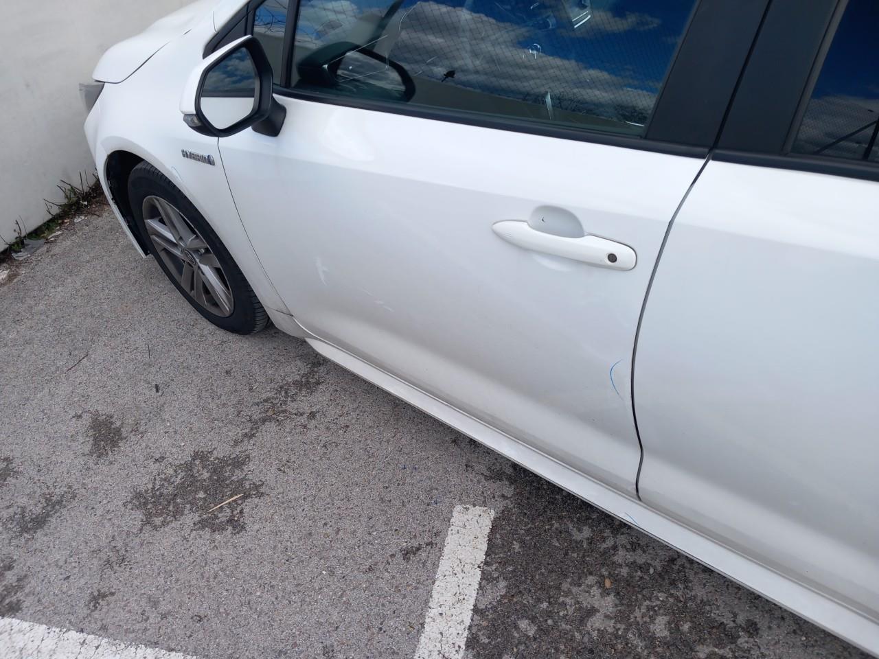 Daño en Puerta delantera izquierda Golpe carrocería Golpe carrocería