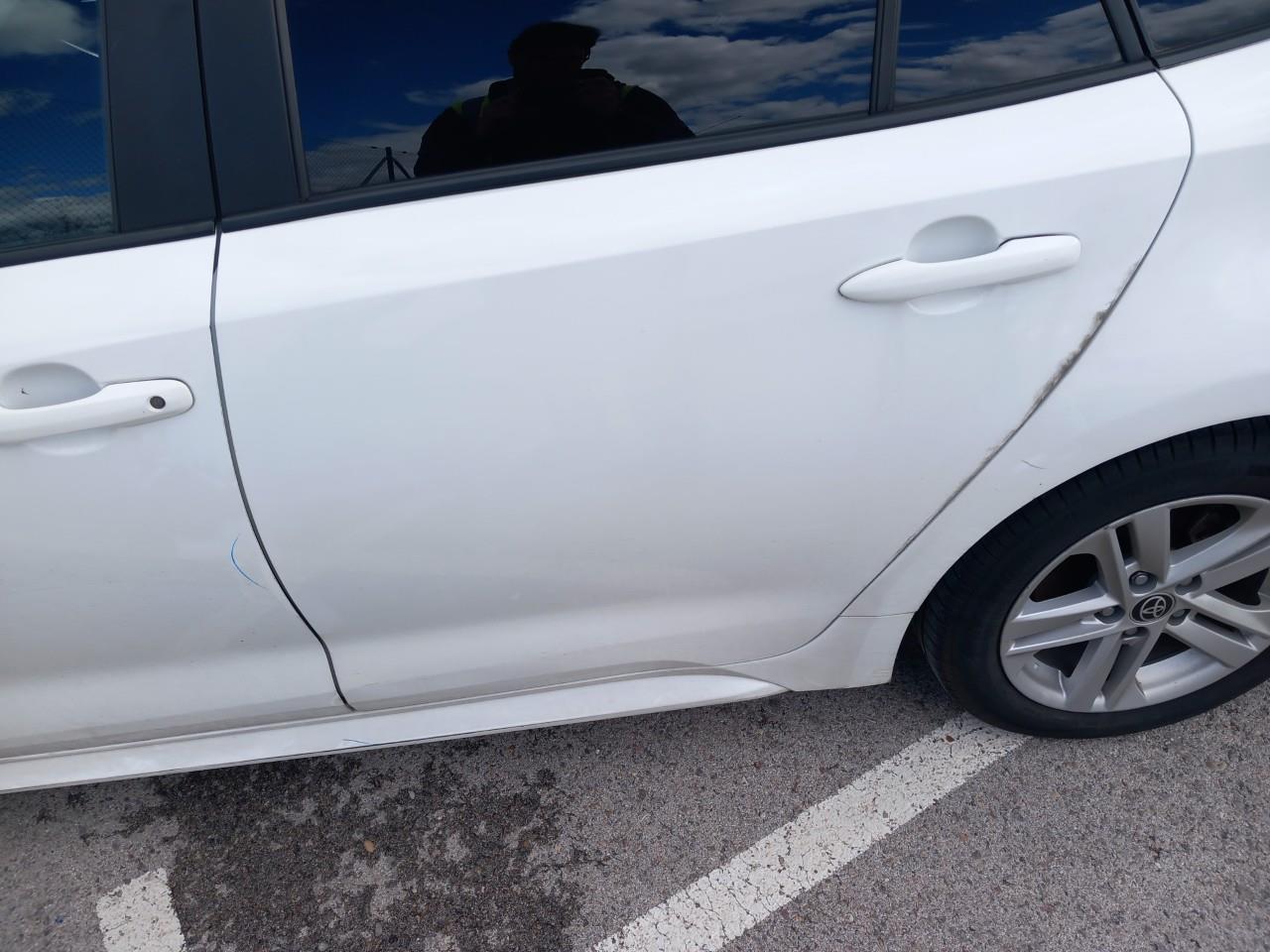 Daño en Puerta trasera izquierda Golpe carrocería Golpe carrocería