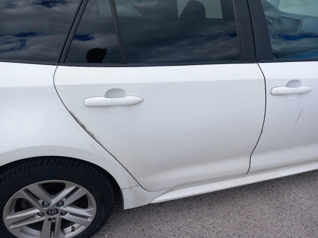 Daño en Puerta trasera derecha Golpe carrocería Golpe carrocería