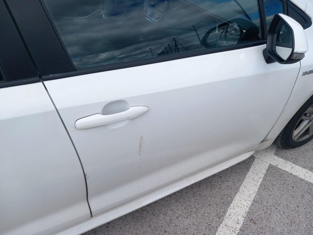 Daño en Manilla puerta exterior delante derecha Arañazo profundo Arañazo profundo