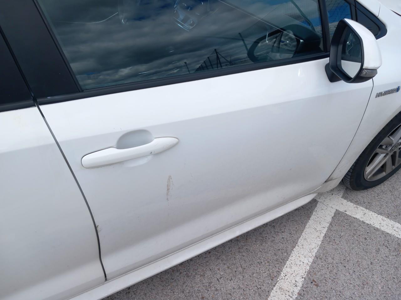 Daño en Puerta delantera derecha Arañazo profundo Arañazo profundo