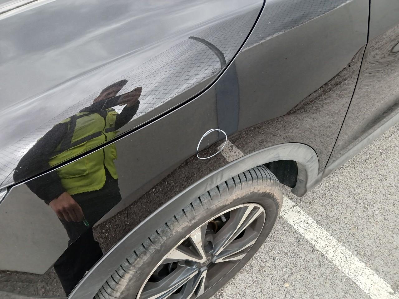Daño en Aleta delantera izquierdo Golpe carrocería Golpe carrocería