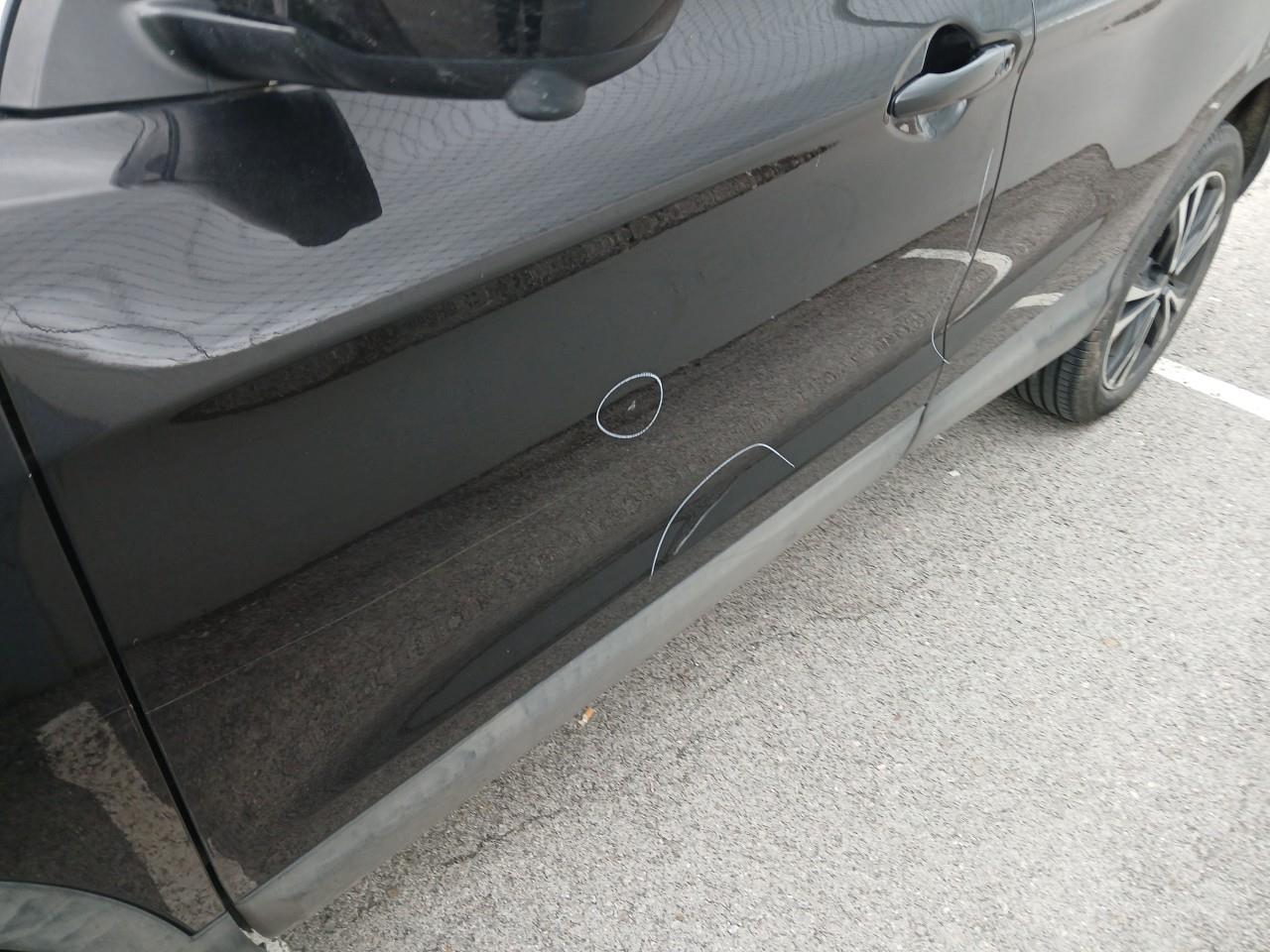 Daño en Puerta delantera izquierda Golpe carrocería Golpe carrocería