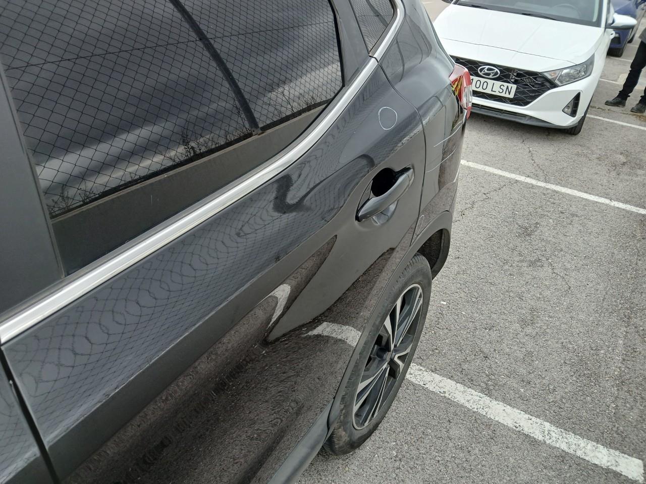 Daño en Puerta trasera izquierda Golpe carrocería Golpe carrocería