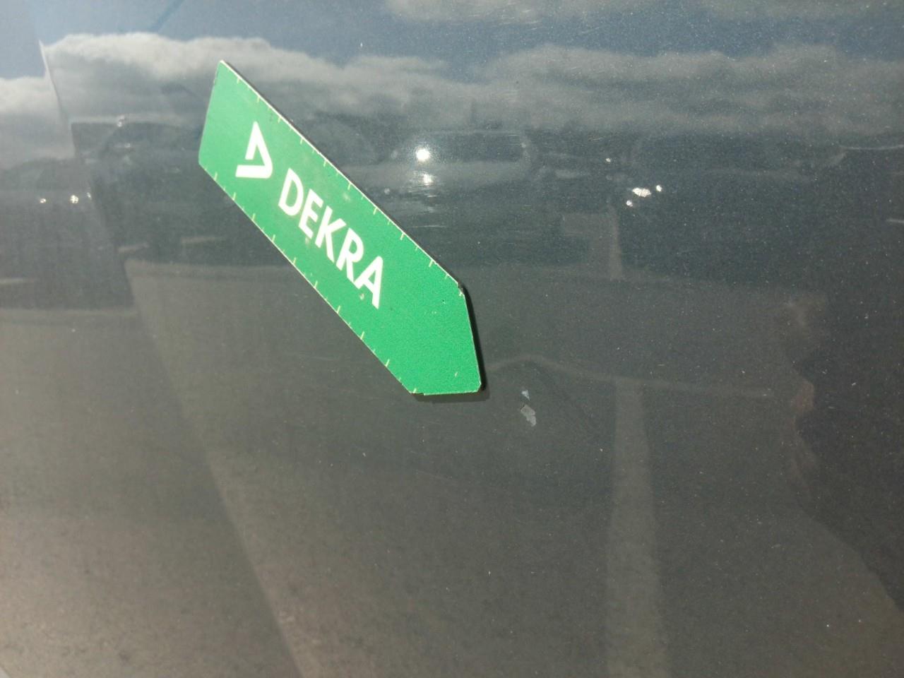 Daño en Puerta delantera derecha Golpe carrocería Golpe carrocería