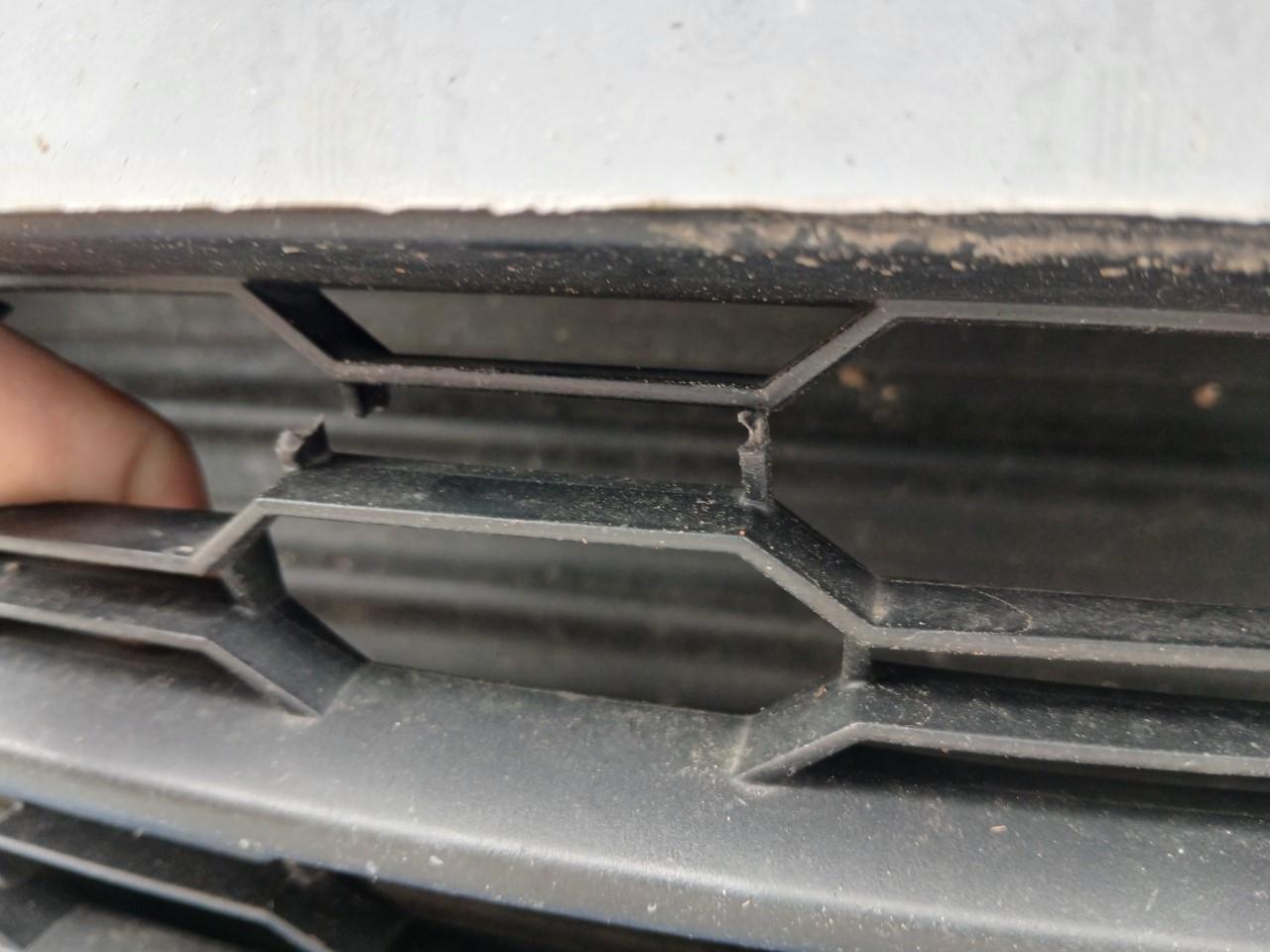 Daño en rejilla parachoque Roto Roto