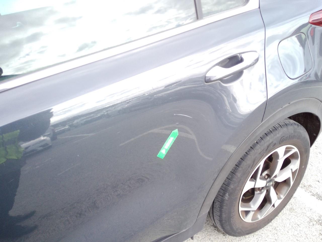 Daño en Puerta trasera izquierda Golpe carrocería Golpe carrocería