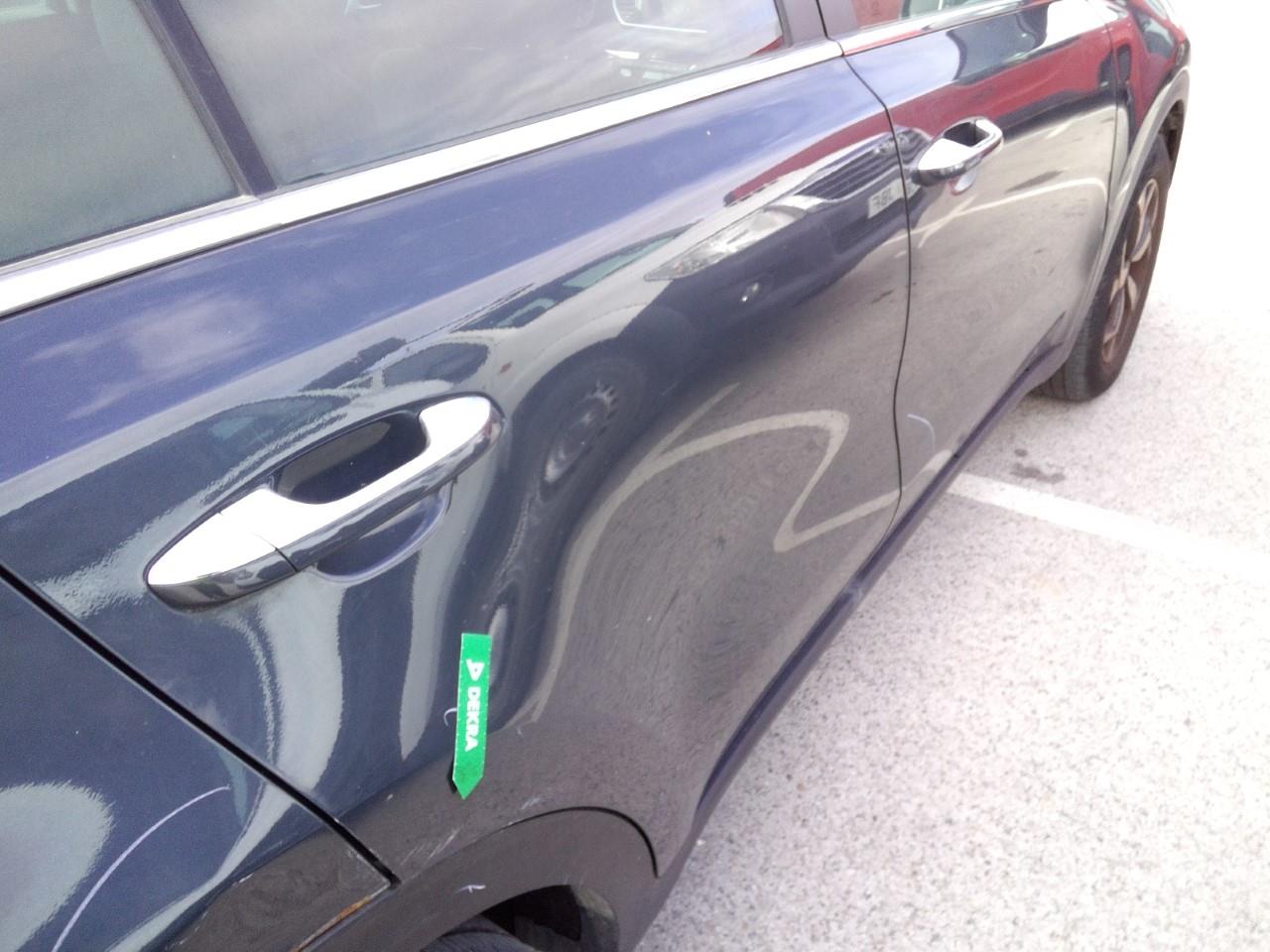 Daño en Puerta trasera derecha Golpe carrocería Golpe carrocería