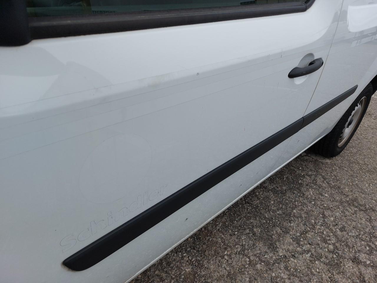 Daño en Puerta delantera izquierda Golpe carrocería y  pintura dañada Golpe carrocería y  pintura dañada
