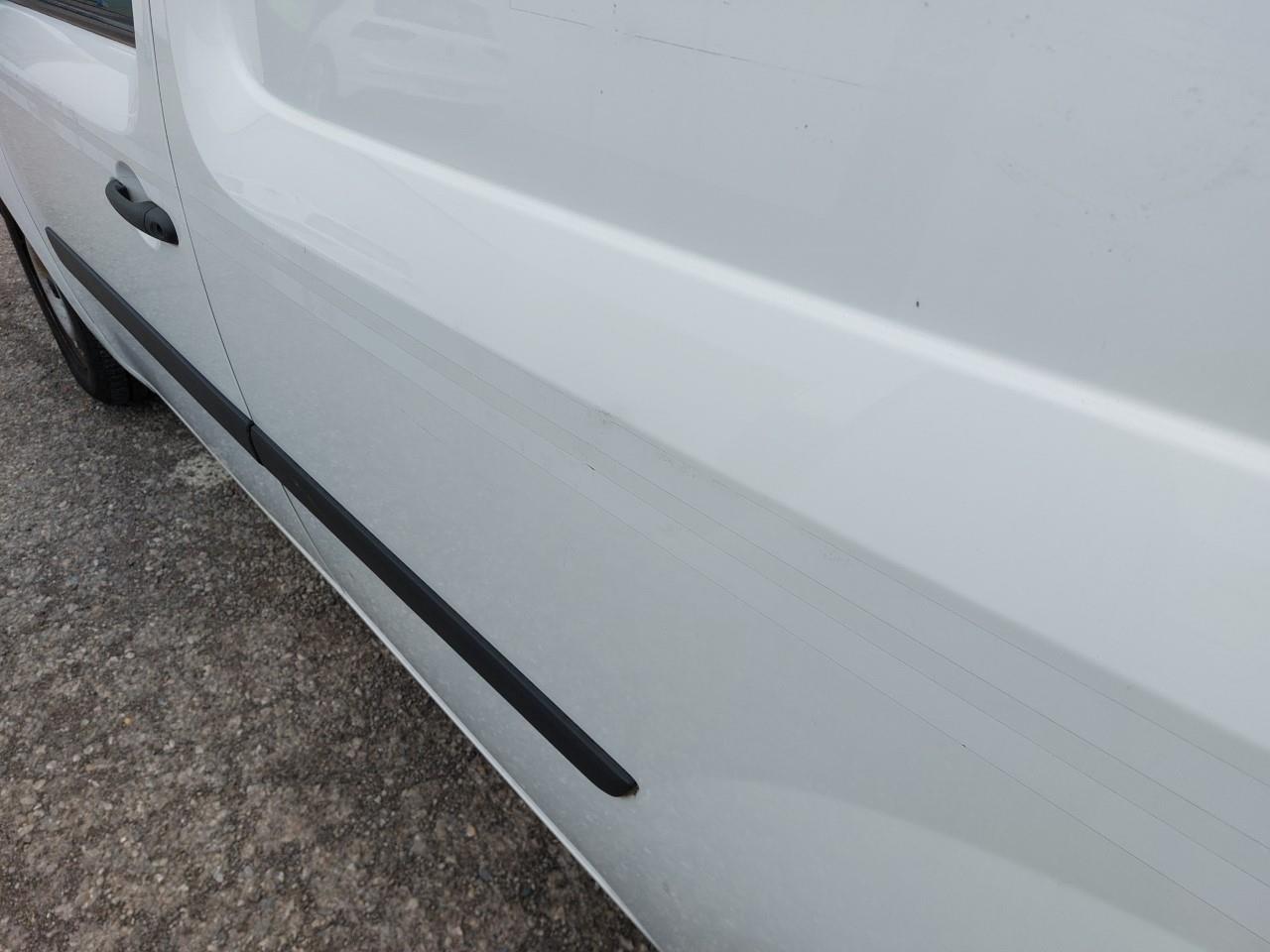 Daño en Aleta trasera izquierdo Golpe carrocería y  pintura dañada Golpe carrocería y  pintura dañada