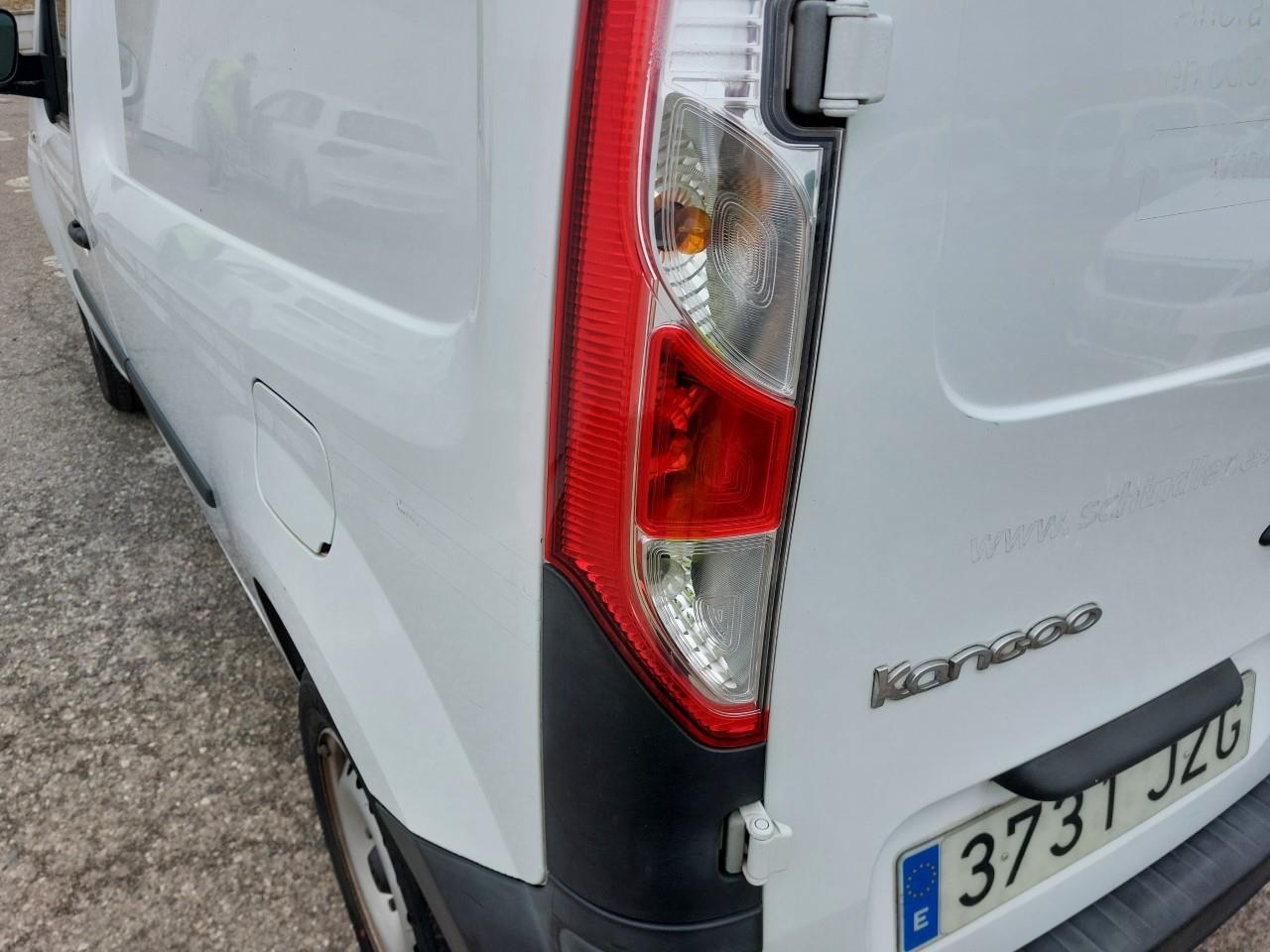 Daño en Luz trasera izquierda- lado del maletero Roto Roto